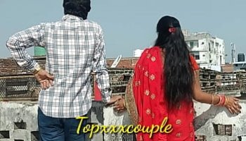 छत पर टहल रही पड़ोसी की नई नवेली दुल्हन को पटाकर चोद ड़ाला